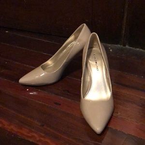 Tan camel patent leather pumps 3"